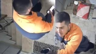 Y�rekleri �s�tan an! Kurye, T�rk bayra��n� farkedince geri d�nd�