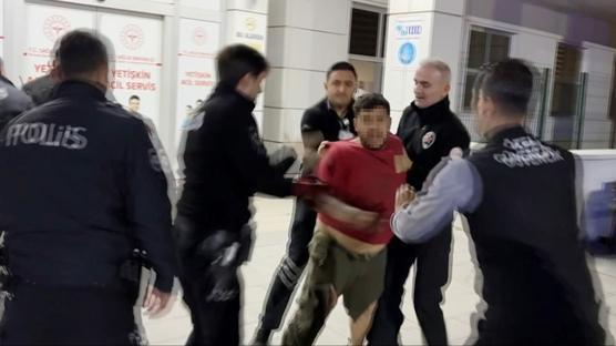 Sedyeden atlay�p gazetecilere sald�rd�lar