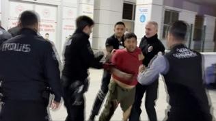 Sedyeden atlay�p gazetecilere sald�rd�lar