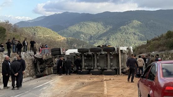 Antalya'da iki otomobil ile t�r �arp��t�: �l� ve yaral�lar var