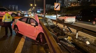 Ata�ehir'de kaza yapan ara� bariyerlere sapland�