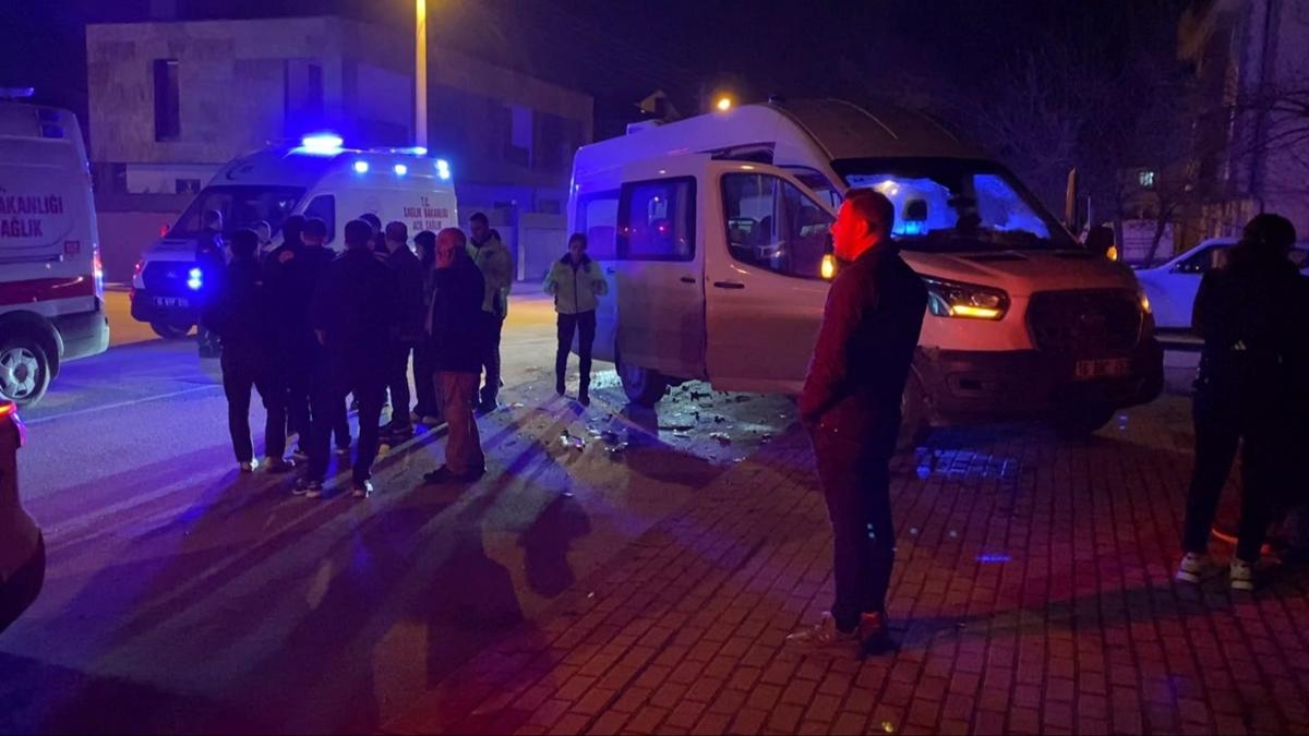 Bursa'da servis minibüsü ile otomobilin çarpıştığı kazada 9 kişi yaralandı