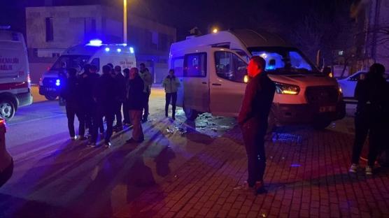 Bursa'da servis minib�s� ile otomobilin �arp��t��� kazada 9 ki�i yaraland�