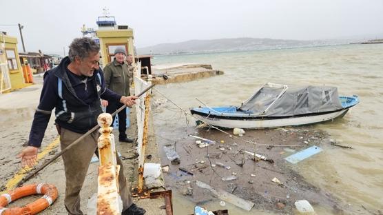 Çanakkale'de fırtına limanı vurdu: Tekneler parçalandı