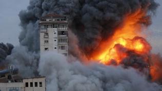 Soyk�r�mc� �srail Gazze'de katliam�n� s�rd�r�yor! Sivillerin topland��� alana bomba ya�d�rd�lar