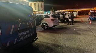 Dinlenme tesisinde ac� olay... Park halindeki ara�ta �l� bulundu