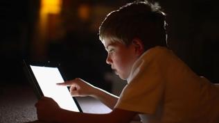 �ngiltere'den sosyal medya d�zenlemesi... 16 ya��n alt�na k�s�tlama getirilecek