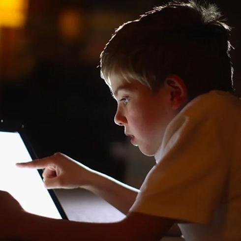 �ngiltere'den sosyal medya d�zenlemesi... 16 ya��n alt�na k�s�tlama getirilecek