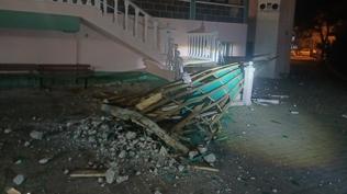 Manisa'da fırtına minarenin külahını kopardı