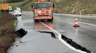 Bal�kesir'i sa�anak vurdu: Ya���a dayanamayan yolda yar�klar olu�tu