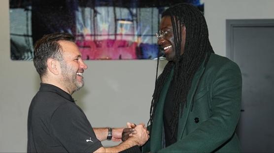 Gomis'ten dev ma� �ncesi Galatasaray'a moral ziyareti