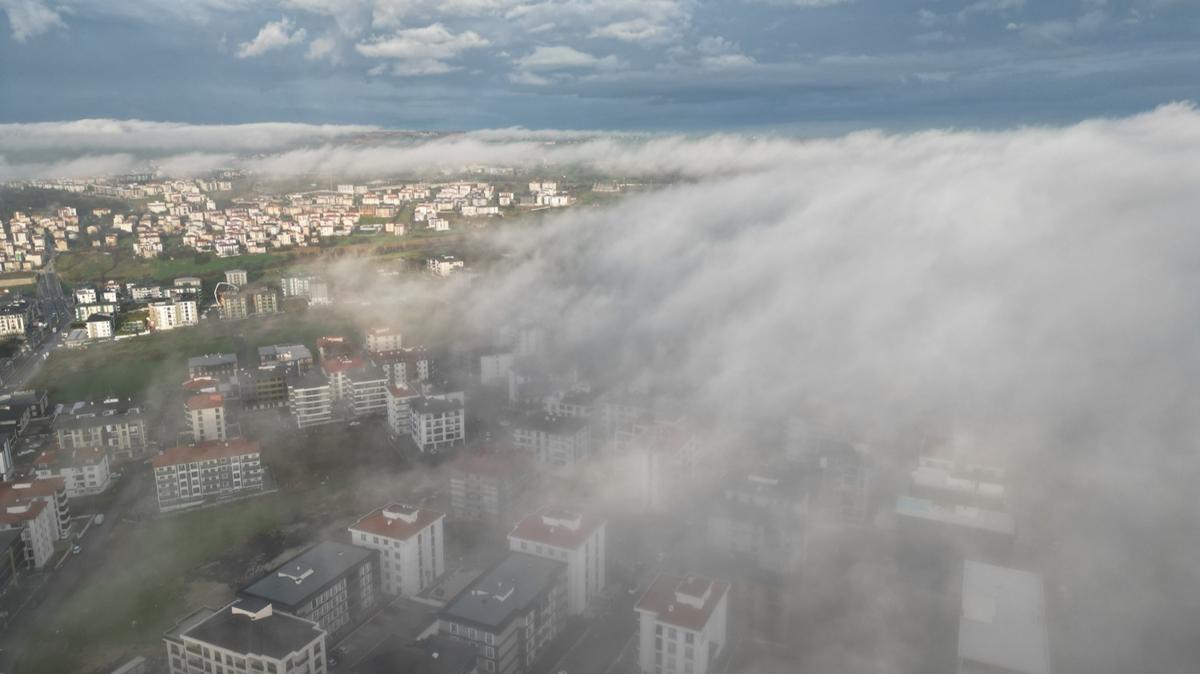 Kenti sis bulutlar� kaplad�, g�z g�z� g�rm�yor: Trafikte zor anlar ya�and�