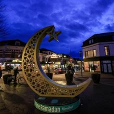 Ramazan hilali g�r�ld�! Arap �lkelerinde ramazan co�kusu yar�n ba�l�yor