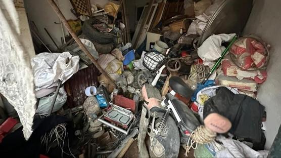 25 y�ld�r evinde biriktiriyor! Evden 20 kamyon ��p ��kar�ld�