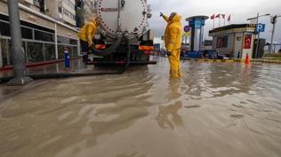 Bir avuç yağmur şehri batırdı, İzmirliler isyanda