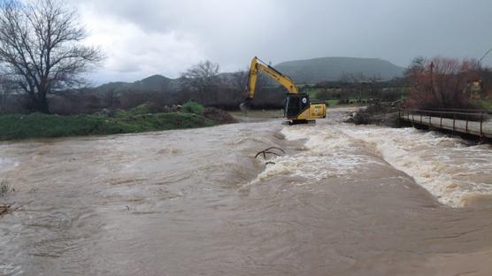Çanakkale'de çay taştı: Mahsur kalan kişi kurtarıldı