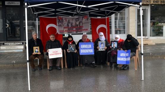 DEM Parti önünde evlat nöbeti: Sesimi duyuyorsan gel teslim ol