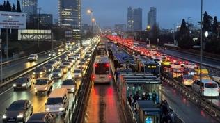 �stanbul'da trafik �ilesi! Ara�lar g��l�kle ilerledi
