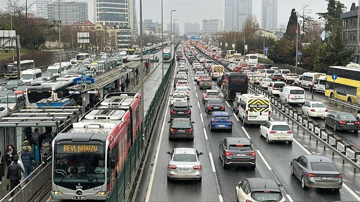 �stanbul'da trafik �ilesi! Ara�lar g��l�kle ilerledi