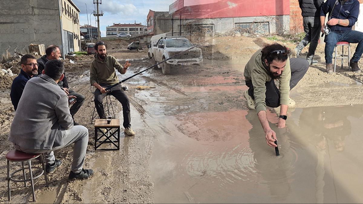 Yağış sonrası göle dönen yolda balık tuttular