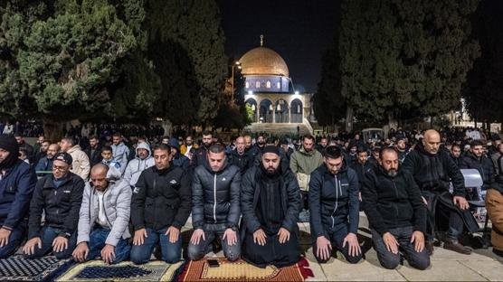 Mescid-i Aksa'da ilk teravih: On binlerce Müslüman saf tuttu