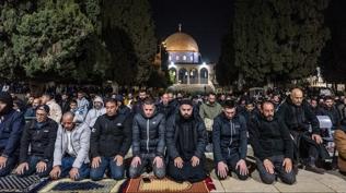 Mescid-i Aksa'da ilk teravih: On binlerce Müslüman saf tuttu