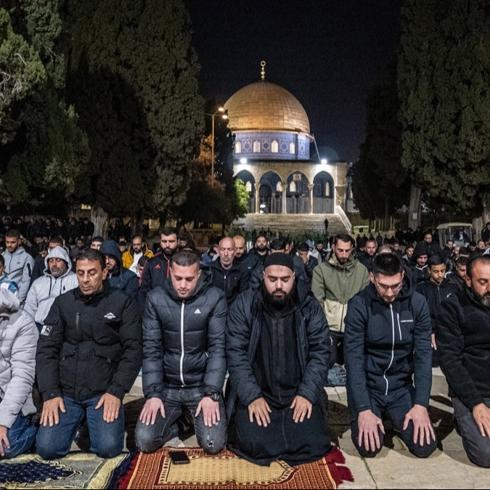 Mescid-i Aksa'da ilk teravih: On binlerce M�sl�man saf tuttu