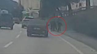 Trafikte korku dolu anlar: �ocuklar�n �zerine araba s�rd�