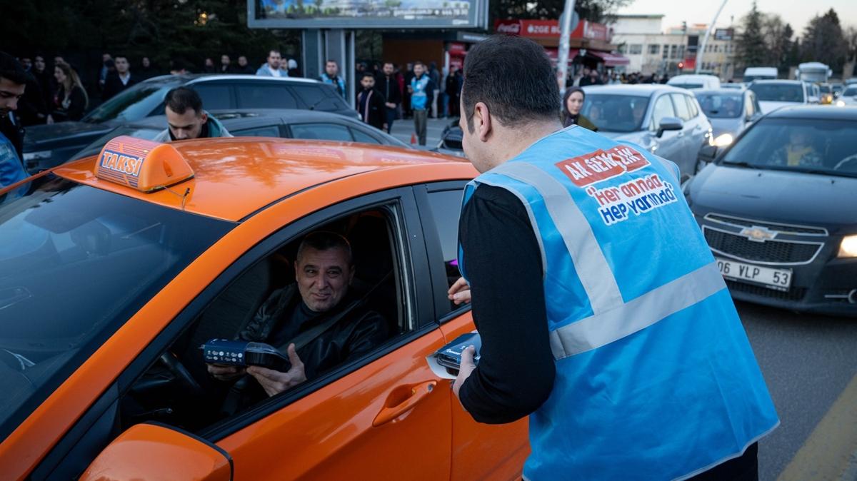 Ramazan'da trafikte kalan s�r�c�lerin imdad�na AK Parti Gen�lik Kollar� yeti�ti