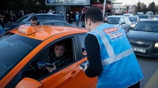 Ramazan'da trafikte kalan sürücülerin imdadına AK Parti Gençlik Kolları yetişti
