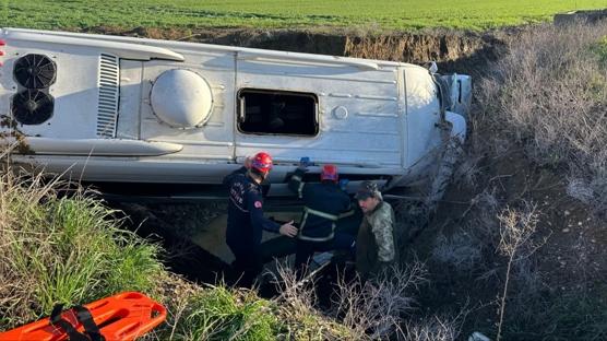 Adana'da facia gibi kaza: ��renci servisi dereye u�tu