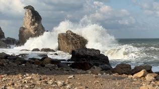 Bart�n'da �iddetli r�zgar dev dalgalar olu�turdu