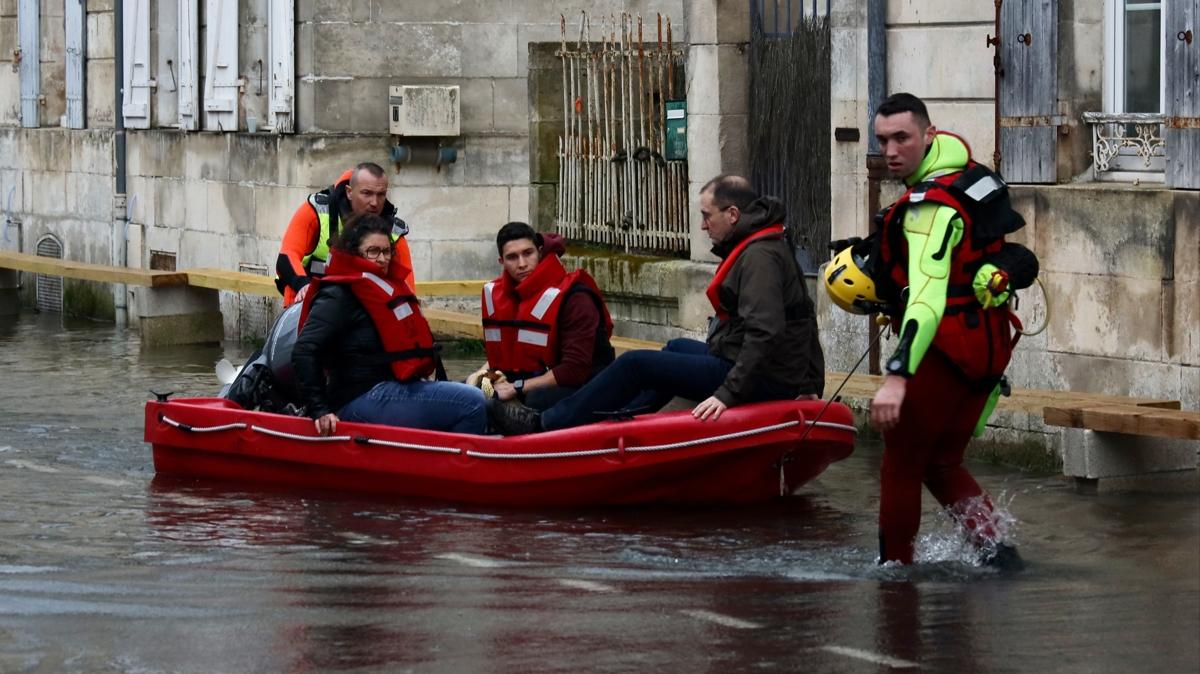 Fransa'da Pedro F�rt�nas� alarm�: On binlerce hane elektriksiz kald�