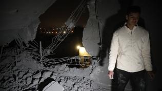 �srail ordusu katliama doymuyor! �ehit ettikleri Filistinlinin evini y�kt�lar