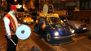 �stanbul'da davulcular manilerle vatanda�lar� sahura kald�rd�