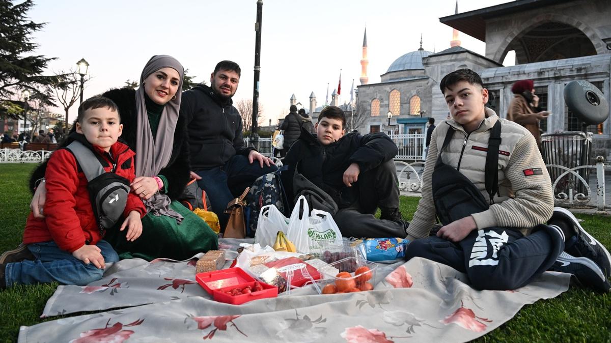 �stanbul'da ilk iftar! Vatanda�lar Oru� Baba T�rbesi ve Sultanahmet Meydan�'nda bulu�tu