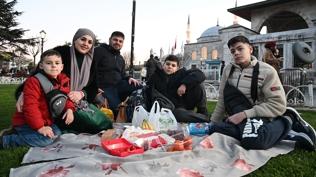 �stanbul'da ilk iftar! Vatanda�lar Oru� Baba T�rbesi ve Sultanahmet Meydan�'nda bulu�tu