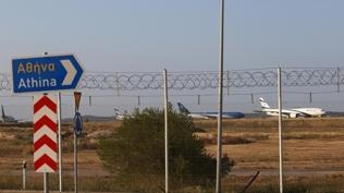Kom�uda havada alarm! Atina Havaliman�'nda ileti�im ar�zas� ya�and�
