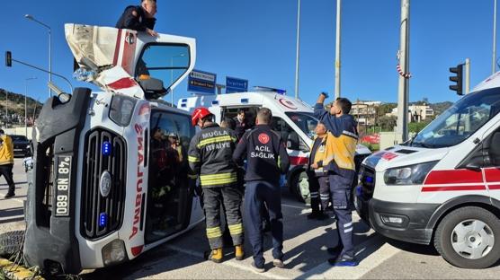 Kontrolden ��kan ambulans devrildi: �ok say�da yaral� sa�l�k �al��an� ve hasta var