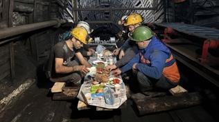 Maden işçilerinden yerin altında sahur