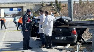 Otomobil bariyere �arpt�! Feci kazada 2 ki�i �ld�