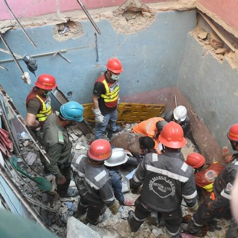 Pakistan'da apartmanda patlama: 16 �l� 14 yaral�