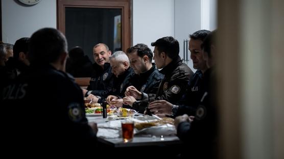 Polisler ramazan�n ilk sahurunu mesai ba��nda yapt�
