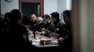 Polisler ramazanın ilk sahurunu mesai başında yaptı