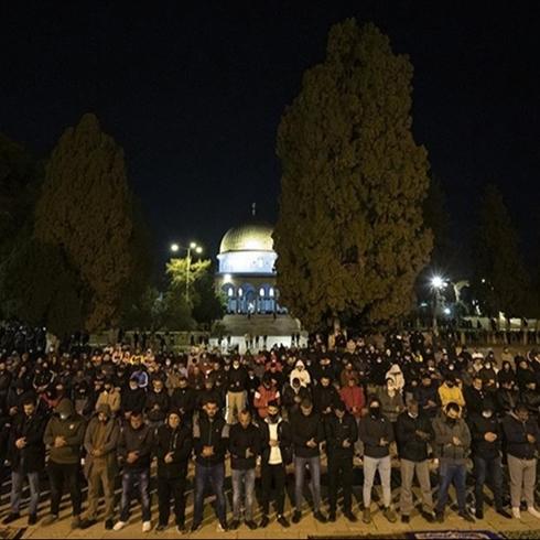 Mescid-i Aksa'da engeller a��ld� saflar tutuldu: 100 bin Filistinli teravihte bulu�tu