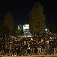 Mescid-i Aksa'da engeller a��ld� saflar tutuldu: 100 bin Filistinli teravihte bulu�tu