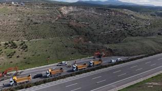 Otoyolda heyelan alarmı! Ekipler 7/24 çalışıyor