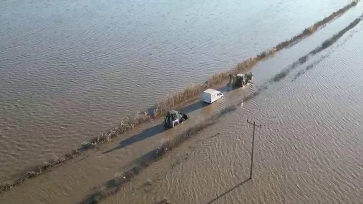 Sel sular�nda mahsur kald�! O anlar dron ile g�r�nt�lendi