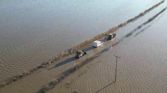 Sel sular�nda mahsur kald�! O anlar dron ile g�r�nt�lendi