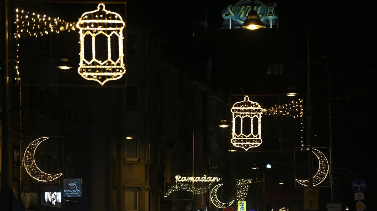 Almanya ramazan ���klar�yla ayd�nland�... Sokaklar m�sl�manlar i�in s�slendi